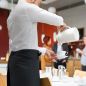 Preview: Ein Mann schenkt Kaffee aus