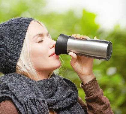 Preview: Frau trinkt aus Click'N'Drink Coffee-to-go Becher
